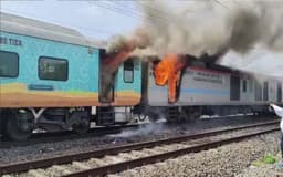 हमसफ़र एक्सप्रेस ट्रेन में लगी आग, कई बोगी चपेट में, जान बचाकर भागे यात्री, VIDEO
