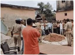 महराजगंज में ऑनर किलिंग: प्रेमिका के घर में प्रेमी की हत्या, बोरे में बांधकर भूसे में छुपा रखा था शव