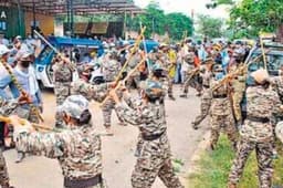 Agra News: आर्मी की ड्रेस में महिला सत्संगियों ने लट्ठ से पुलिस पर किए हमले