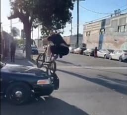 साइकिल पर स्टंटबाजी कर रहा था शख्स, पीछे पड़ी पुलिस, देखें वीडियो