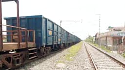 Auraiya news:प्रेशर पाइप खुलने से खड़ी रही मालगाड़ी,एक घंटे तक बाधित रहा रेलवे ट्रैक