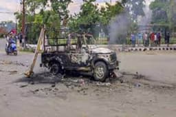 Manipur Violence: इंफाल में फिर भड़की हिंसा, डीसी दफ्तर में तोड़फोड़, 2 गाड़ियों में लगाई आग