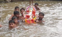 अस्थाई कुंडों में धूमधाम से किया गया भगवान गणेश की प्रतिमाओं का विसर्जन