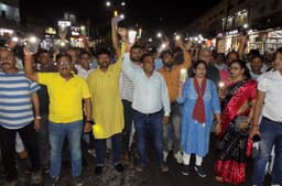 Vedio Story :- मोबाइल टार्च जलाकर  निकाली रैली, किया  विरोध