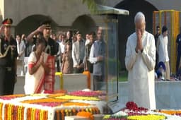 Gandhi Jayanti 2023: राष्ट्रपति मुर्मू, PM मोदी, सोनिया गांधी सहित कई नेताओं ने बापू को दी श्रद्धांजलि