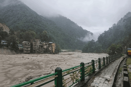 Sikkim Flood: सिक्किम में नदियां उफान पर, तस्वीरों में देखें राज्य की भयावह तस्वीरें