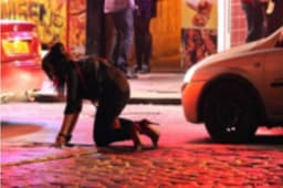 नशे में टल्ली महिला पुलिसवाले के साथ बीच सड़क पर करने लगी ऐसी शर्मनाक हरकत 