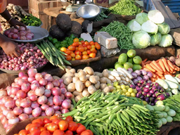 नदियों में बाढ़ से डेढ़ गुना हुए सब्जी के दाम, बिगड़ा रसोई का बजट