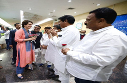 Indore News : प्रियंका गांधी के लिए सैकड़ों कांग्रेसी जुटे, 11 मिल पाए