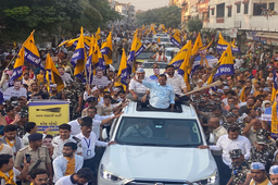 गुजरात चुनाव: अरविंद केजरीवाल पर पथराव, सूरत में रोड शो के दौरान मचा हड़कंप