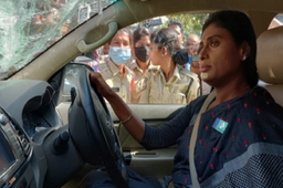 सीएम की बहन व YSRTP प्रमुख वाईएस शर्मिला पुलिस हिरासत में, क्रेन से खींची कार