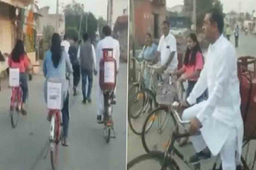 गुजरात चुनावः साइकिल पर सिलेंडर लादकर वोट देने पहुंचे कांग्रेस विधायक, देंखे Video