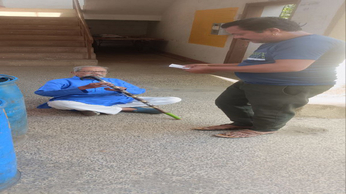 मतदान केन्द्र में व्यवस्था से परेशान बुजुर्ग बैठ गए फर्श पर