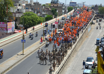 श्रीरामनवमी पर शहर में निकाली भगवा रैली: केसरिया ध्वजाएं थामे निकले लोग, देखे
वीडियो