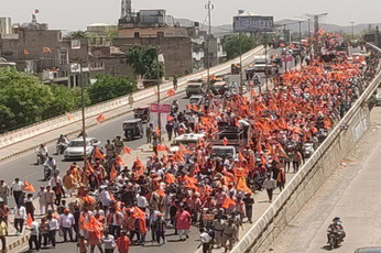 5100 राम भक्त ने हाथों में ध्वजा लेकर निकाली राम रथ यात्रा भगवा रैली
