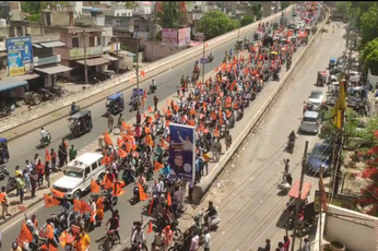 रामनवमी पर ध्वजा लेकर निकाली राम रथ यात्रा भगवा रैली