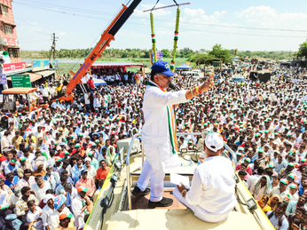 Lok Sabha elections 2024: उप मुख्यमंत्री डीके शिवकुमार ने भाई के लिए किया चुनाव
प्रचार