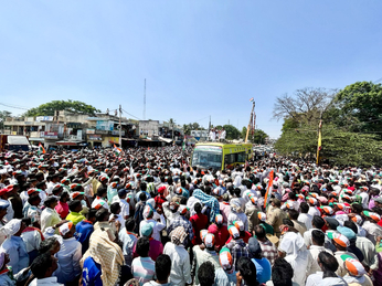 उप मुख्यमंत्री डीके शिवकुमार की चुनाव प्रचार रैली में उमड़े लोग