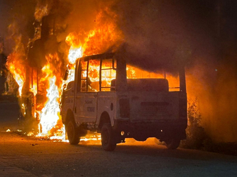 दो सवारी टेम्पो में लगी आग, दोनों वाहन जलकर हुए कबाड़