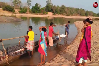 बीजापुर में इंद्रावती नदी पार गांव में IED ब्लास्ट में दो बच्चों की मौत, इस तरह
लाया गया मासूमों का शव