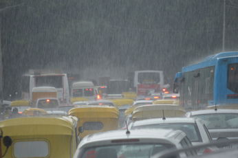 Bengaluru rain: बेंगलूरु में जमकर बरसे बदरा