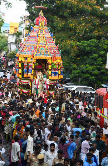 vadapalani वडपलनी मुरुगन मंदिर से निकाली गई रथयात्रा में उमड़े श्रद्धालु देखें
वीडियो