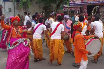 भीषण गर्मी में लोकसभा चुनाव 2024: वोटरों को लुभाने के लिए ललितपुर में हुआ मोनिया
नृत्य