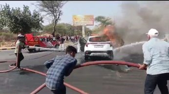 VIDEO: हादसे के बाद कार में लगी आग, खाक
