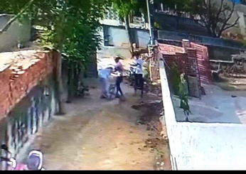 कलयुगी बेटे की करतूत: घर के बाहर लोहे की राड से पिता की बेरहमी से पिटाई,
सीसीटीवी में कैद हुई घटना… देखें वीडियो