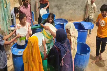 जल संकट: सरकारी टैंकर आया तो पानी भरने के लिए लगी भीड़, देखें वीडियो  
