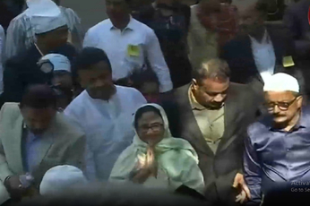 ममता बनर्जी ने अजमेर शरीफ की दरगाह पर पेश की चादर