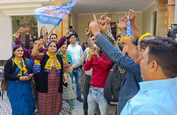 'आप' नेताओं ने दिल्ली MCD की जीत का मनाया जश्न, देखें वीडियो