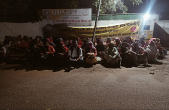 रातभर चिकित्सा मंत्री के आवास के बाहर धरना, सर्दी में सड़क पर बैठी रही महिलाएं