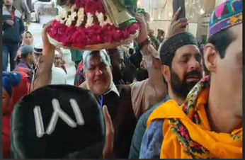 देखें Video...पाकिस्तानी जायरीन ने रोते-बिलखते ख्वाजा साहब के दर पर पेश की चादर