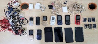 जिला जेल का आकस्मिक निरीक्षण: 13 मोबाइल, डाटा केबलें चार्जर बरामद