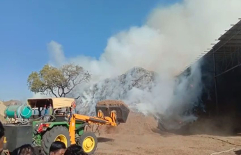 VIDEO : भूसा फैक्ट्री में लगी भीषण आग