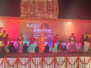 सिरपुर महोत्सव में स्कूली छात्रों ने दी कर्मा नृत्य की मनमोहक प्रस्तुति
