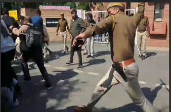 देखें Video...पेपर लीक के खिलाफ प्रदर्शन कर रहे बेरोजगारों पर पुलिस ने बरसाई लाठियां