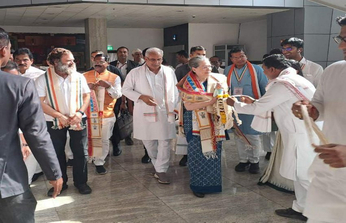 रायपुर पहुंचने पर सोनिया और राहुल गांधी का सीएम भूपेश बघेल ने किया गर्मजोशी से स्वागत