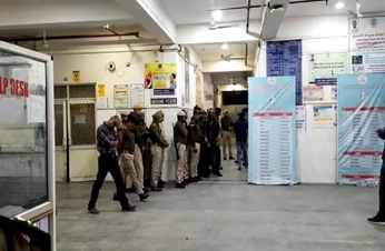 VIDEO...आधी रात भरतपुर पुलिस की दबिश, फायरिंग व पथराव, दो रैफर