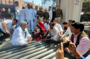 Video: वीरांगना के साथ धरने पर बैठे सांसद किरोडीलाल मीणा, कहा: शहीदों के परिवारों को मिले न्याय