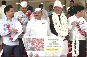 Video : मुंबई में प्याज किसानों के पक्ष में गरजा NCP, विधायकों ने प्रदर्शन किया
