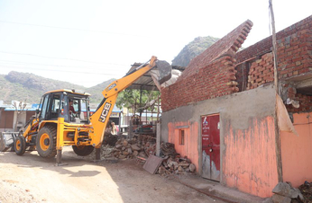 लोहागल में 12 बीघा भूमि से हटाए अवैध निर्माण