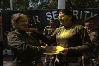 जम्मू-कश्मीर: अंतरराष्ट्रीय सीमा के पास BSF जवानों ने होली मनाते हुए किया ड्रांस, देखें Video