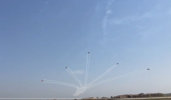वायुसैनिकों का जाबांज प्रदर्शन: आसमान में दिखाई ​हवाई कलाबाजियां