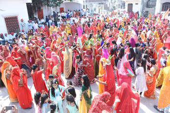 Mewar Religious News : लक्ष्मीनारायण मंदिर प्रतिष्ठा महोत्सव, भजनों पर नाचते गाते निकाली कलशयात्रा