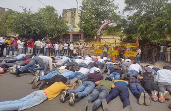 गांधी नगर थाने पर जुटे विद्यार्थी परिषद के कार्यकर्ता ,दंडवत होकर किया प्रदर्शन, कार्यकर्ताओं को कोर्ट में पेश किए जाने की मांग