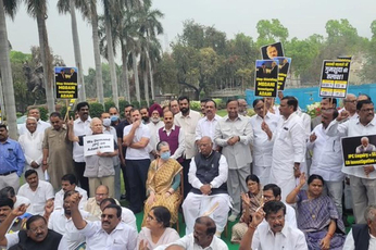 Video : अडानी मामले में जेपीसी जांच की मांग को लेकर गांधी प्रतिमा पर 16 विपक्षी दलों का विरोध प्रदर्शन