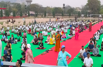 योग म​होत्सव में जुटे जयपुराइट्स, राजस्थान विवि के स्पोट् र्स ग्राउंड में हो रहा आयोजन