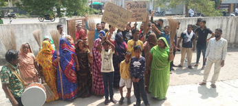 नगर पालिका नहीं बनाने पर अरनोद में सफाईकर्मियों ने शुरू की अनिश्चितकालीन हड़ताल